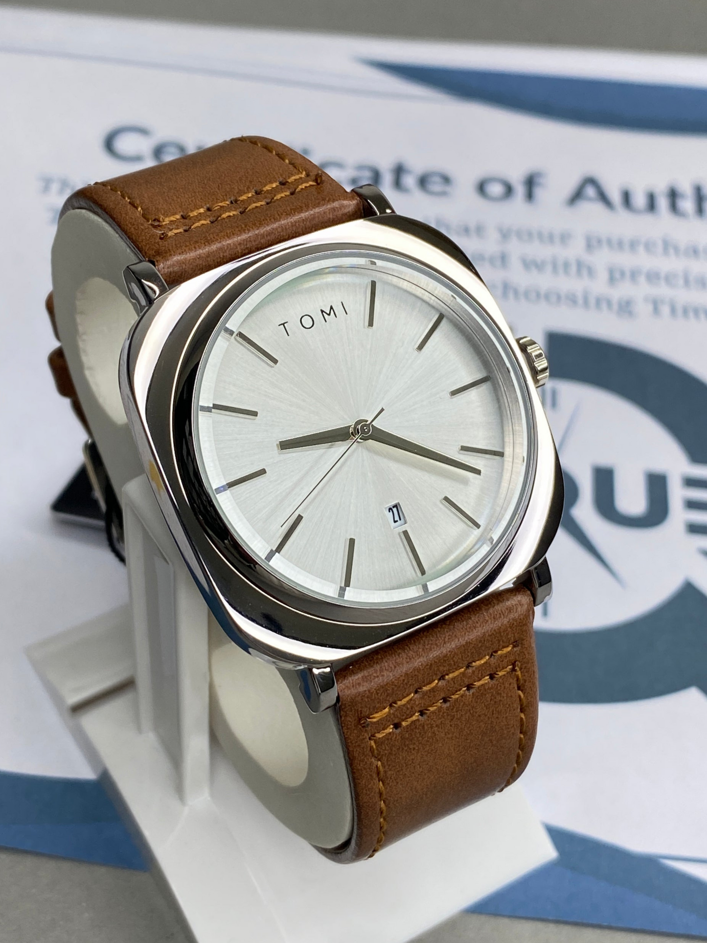 TOMI T-084 Analog Time Leather Straps Watch for Men With Date Display