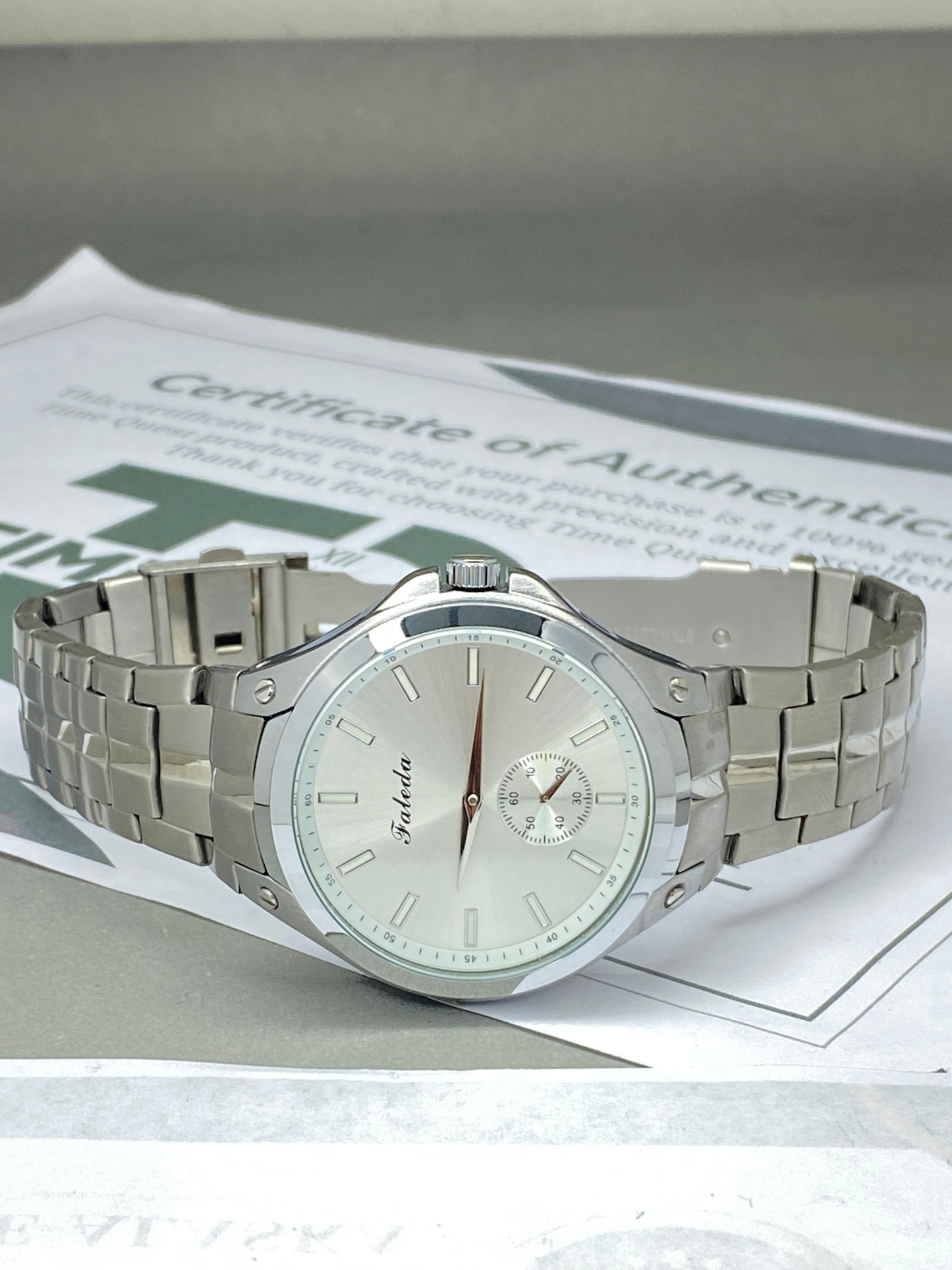 Men’s Down Second Round Dial Analog Watch with Stainless Steel Chain