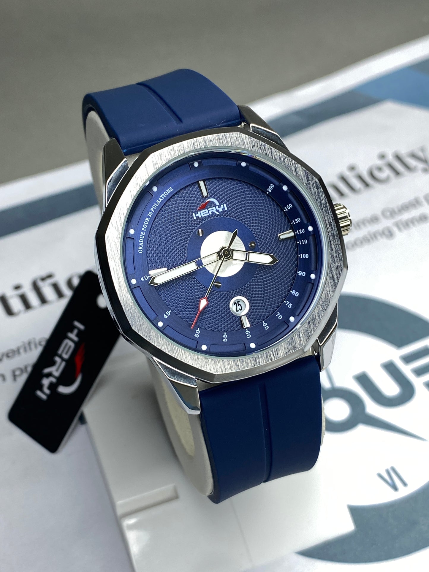 Heyri - Texture Design Magnetic Lock & Silicone Straps Wrist Watch For Men