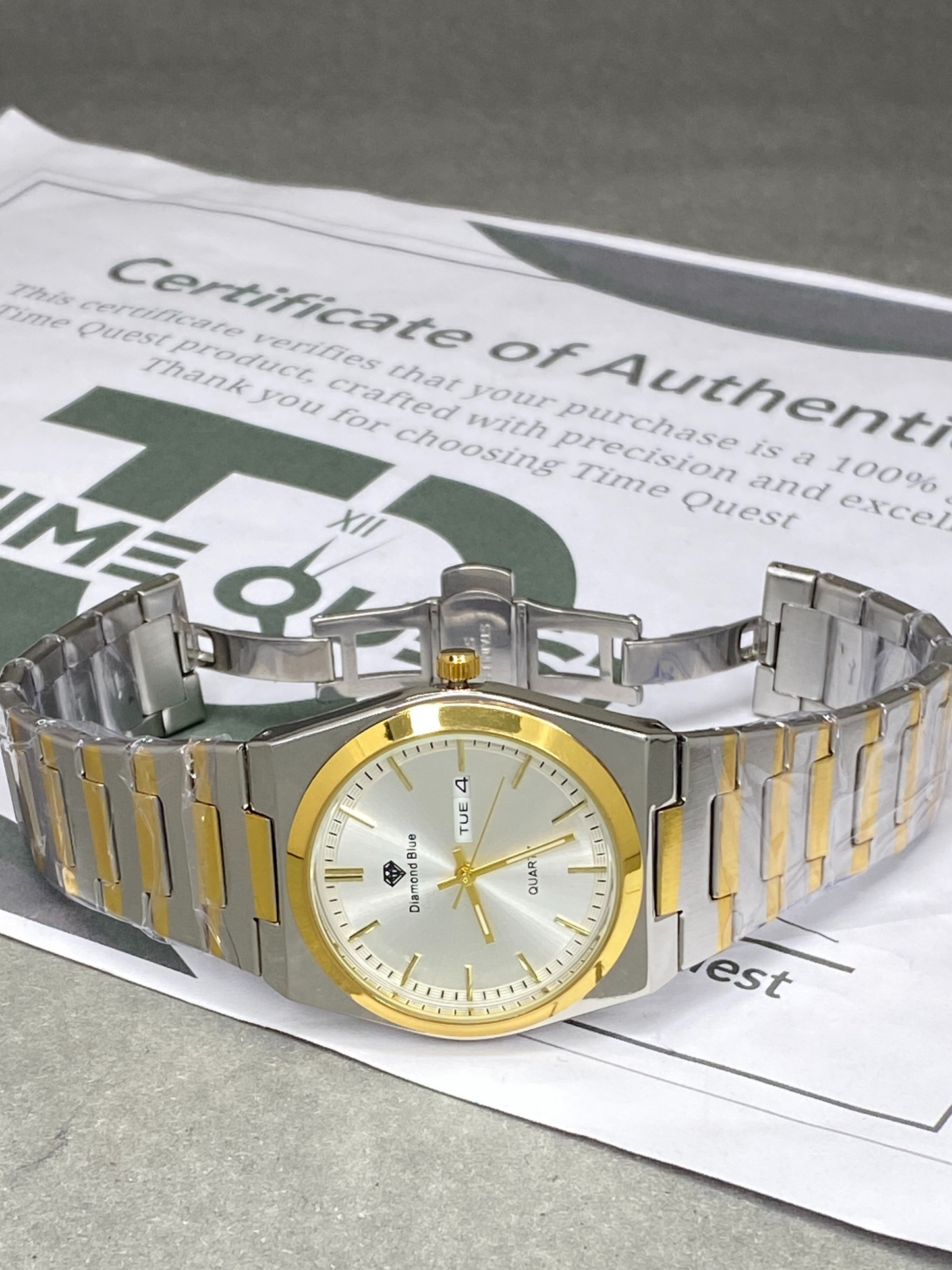 Luxury Men's Slim Dial Analog Quartz Stainless Steel Made Chain Watch With Date & Day Display