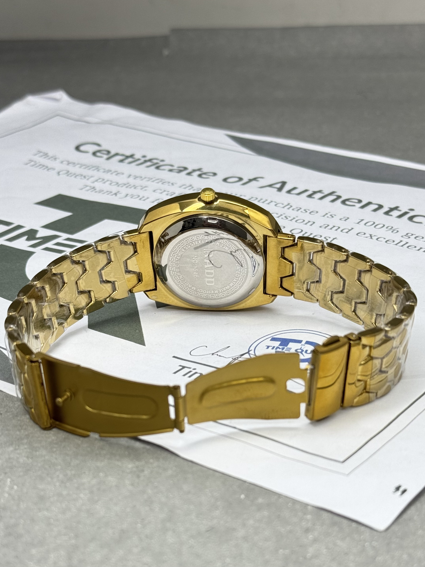 Men's Analog Quartz Movement Luxury Stainless Steel Chain Watch With Date & Day Display