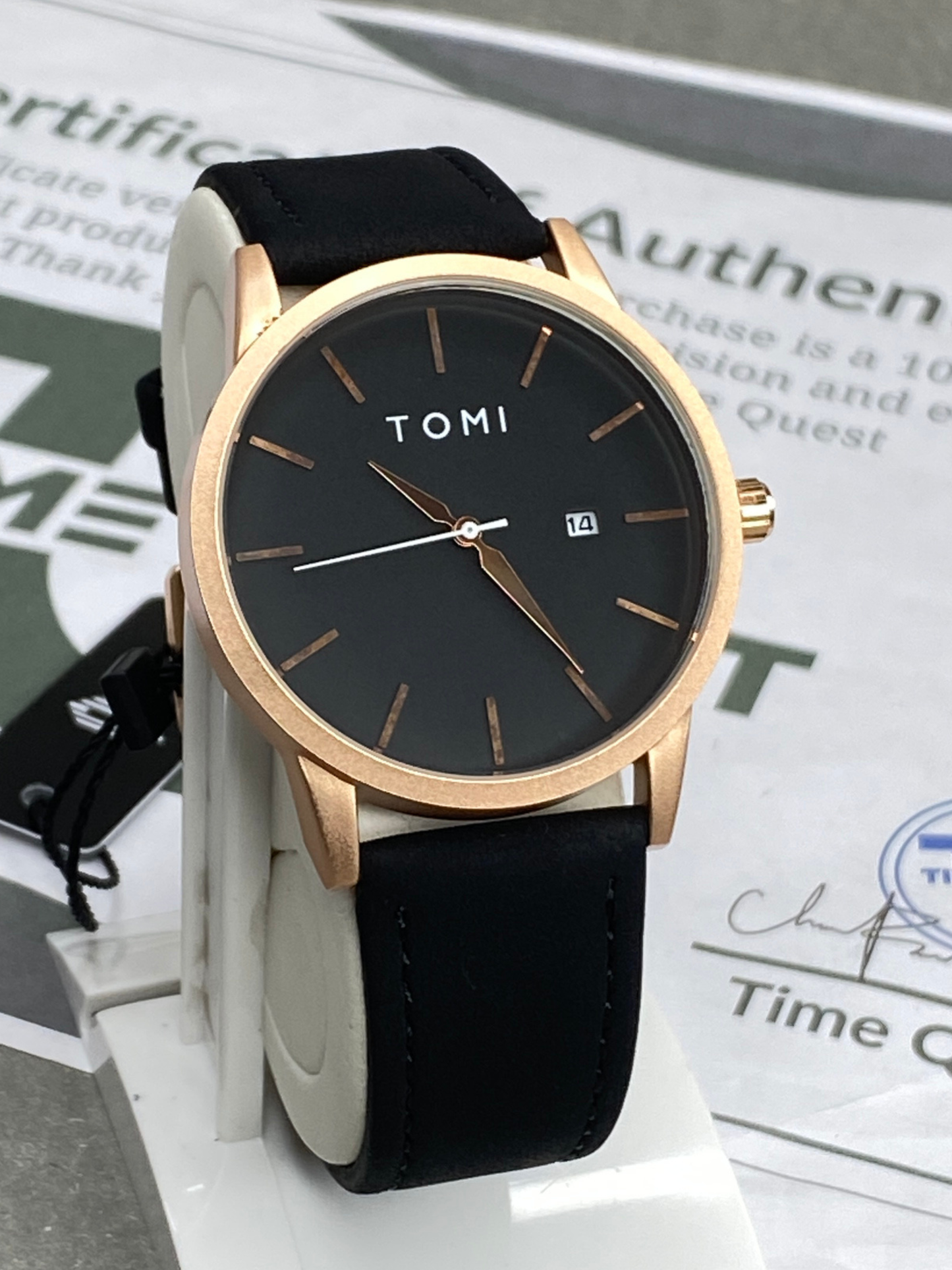 TOMI T-071 Analog Quartz Movement Round Dial Straps Watch With Date Display For Men
