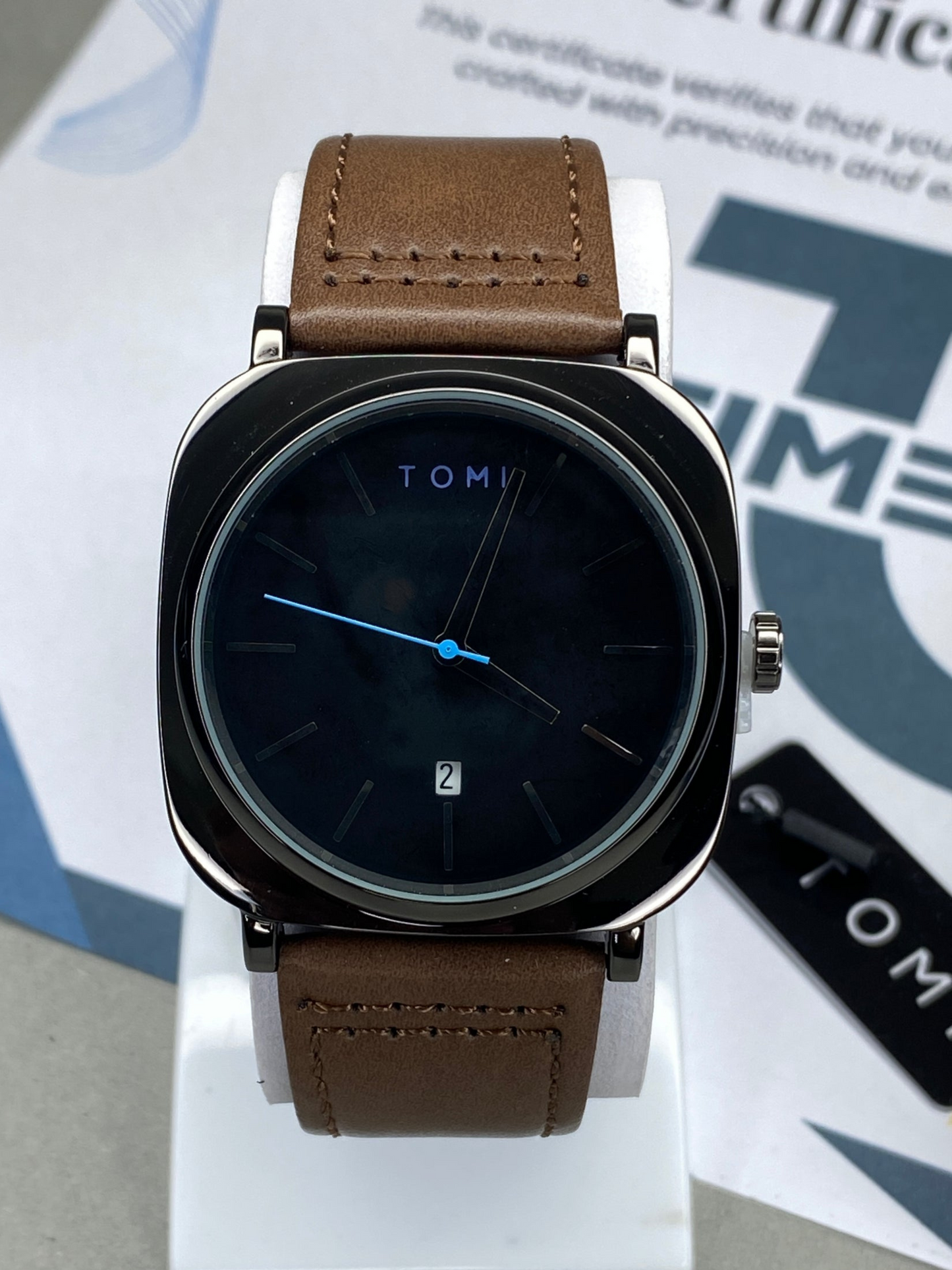 TOMI T-084 Analog Time Leather Straps Watch for Men With Date Display