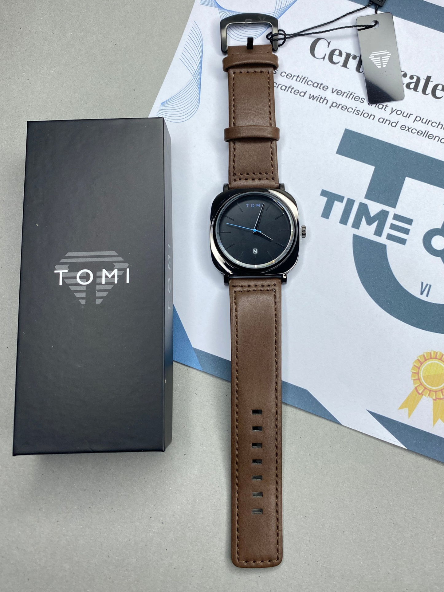 TOMI T-084 Analog Time Leather Straps Watch for Men With Date Display