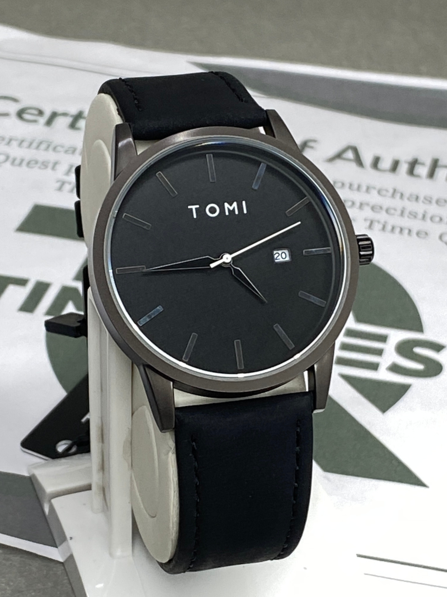 TOMI T-071 Analog Quartz Movement Round Dial Straps Watch With Date Display For Men