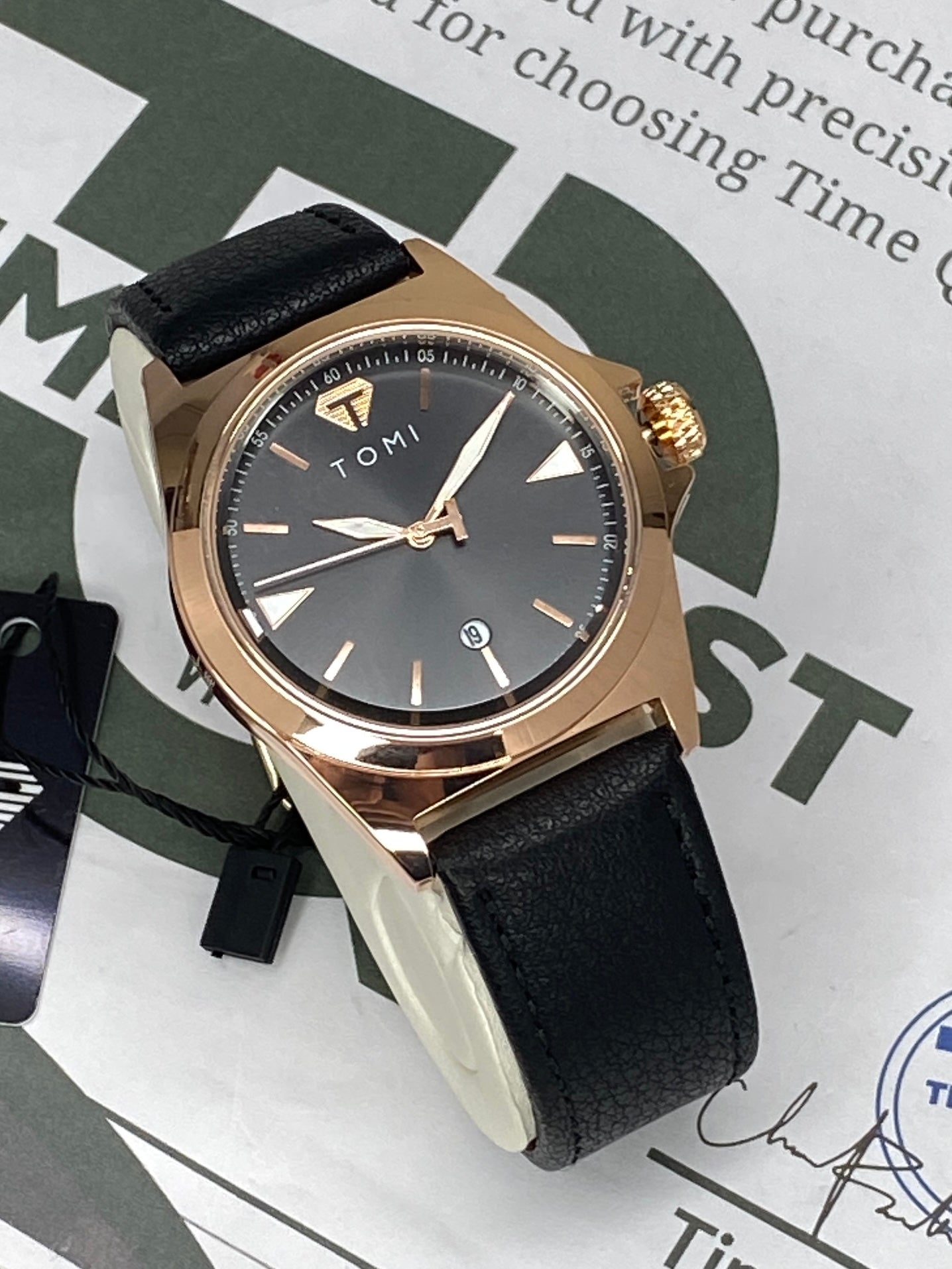 TOMI T-041 Analog Quartz Movement Round Dial Straps Watch With Date Display For Men