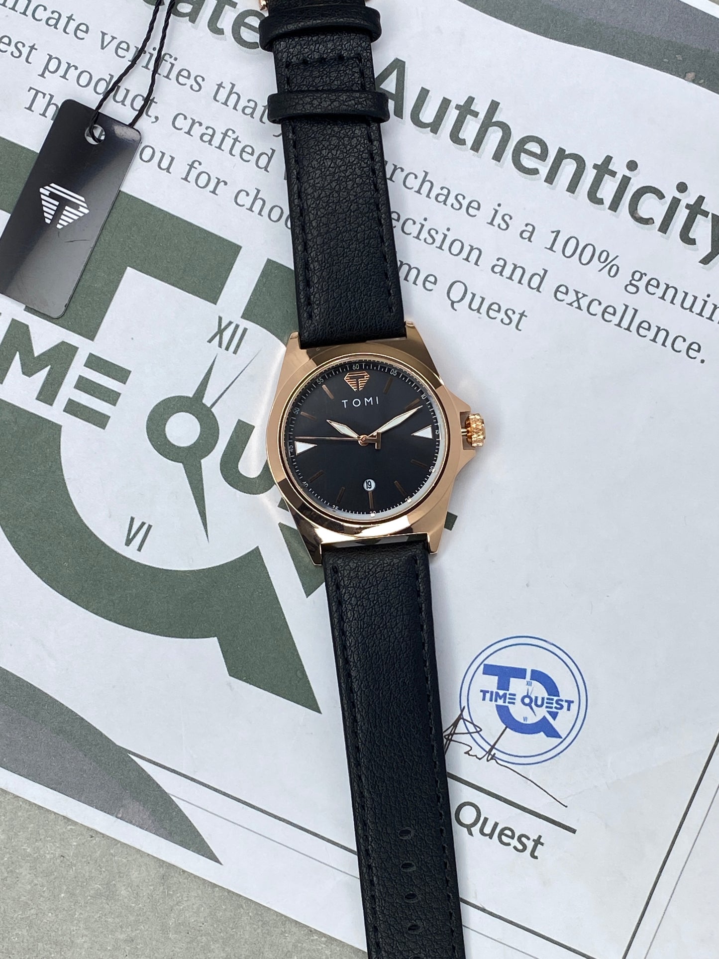 TOMI T-041 Analog Quartz Movement Round Dial Straps Watch With Date Display For Men