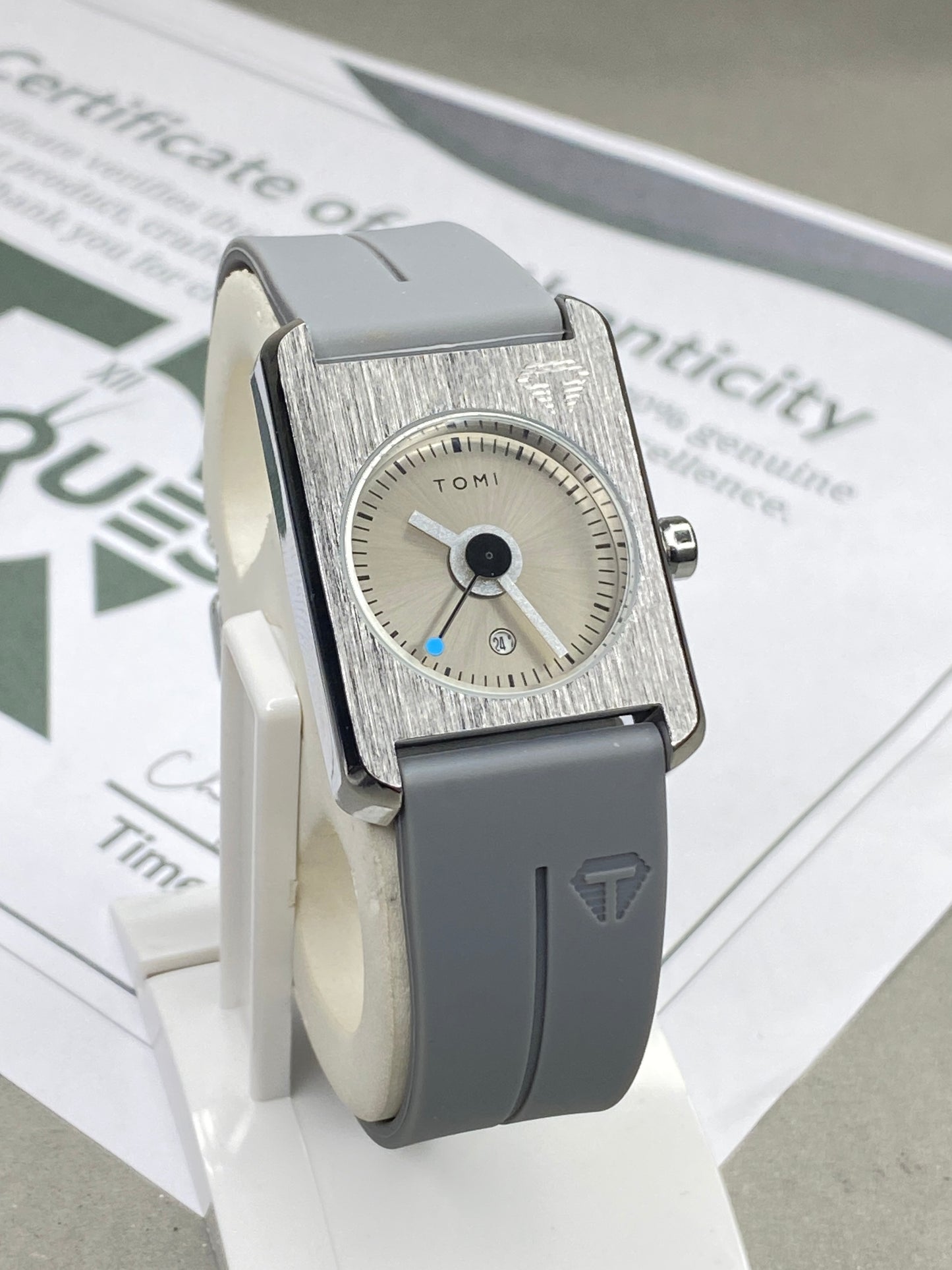 TOMI T-022 Analog Stainless Steel Case Silicone Straps Watch For Men