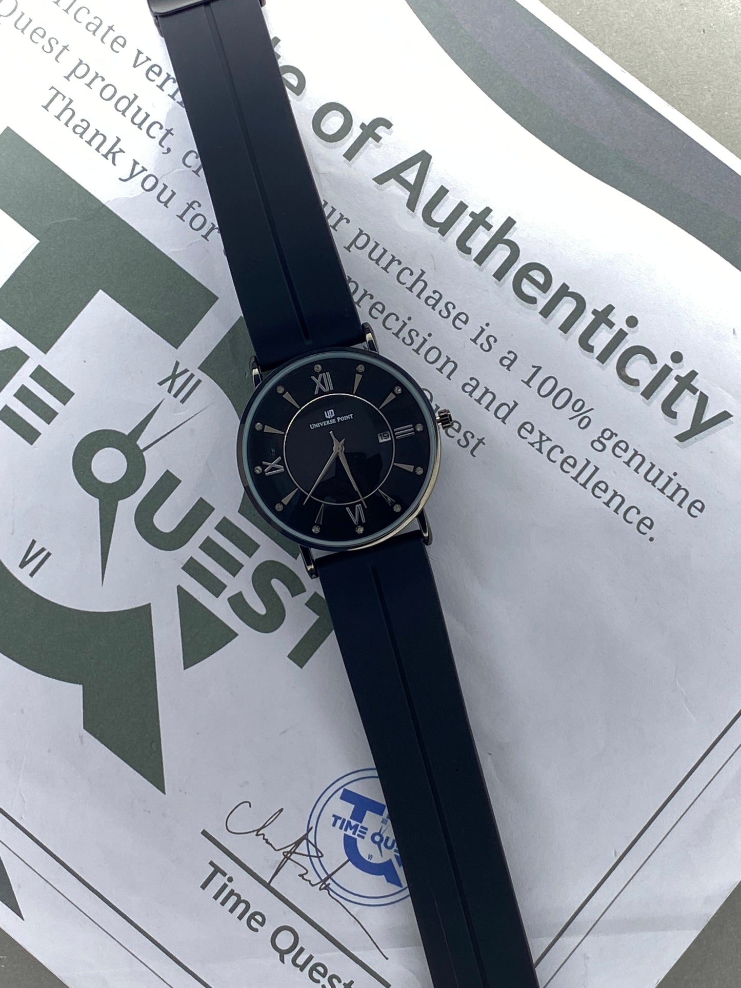 Universe Point Round Dial Analog Quartz Men's Watch With Silicone Strap Magnetic Lock and Date Display