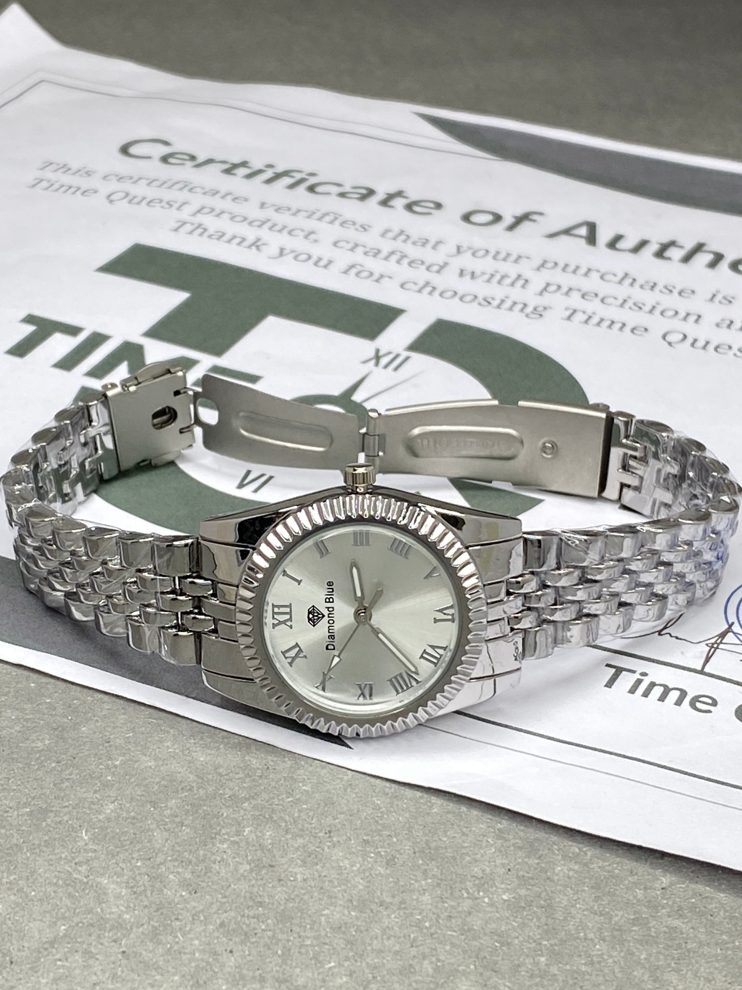 Ladies Round Dial Alanog Quartz Movement Luxury Chain Watch - A Perfect Gift For Her
