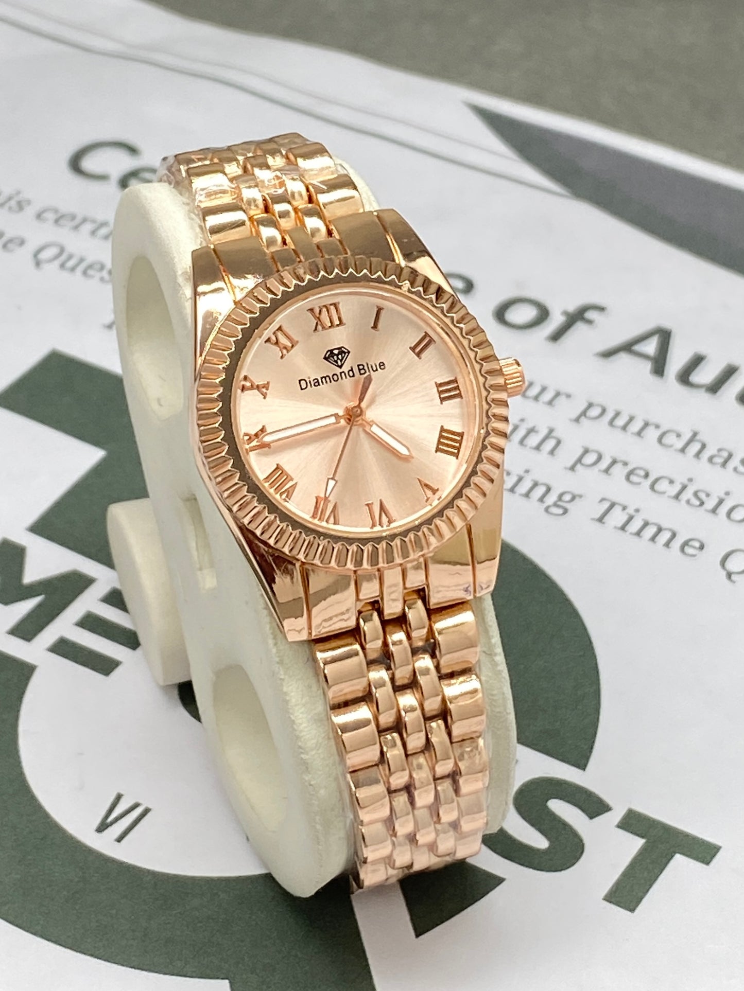 Ladies Round Dial Alanog Quartz Movement Luxury Chain Watch - A Perfect Gift For Her