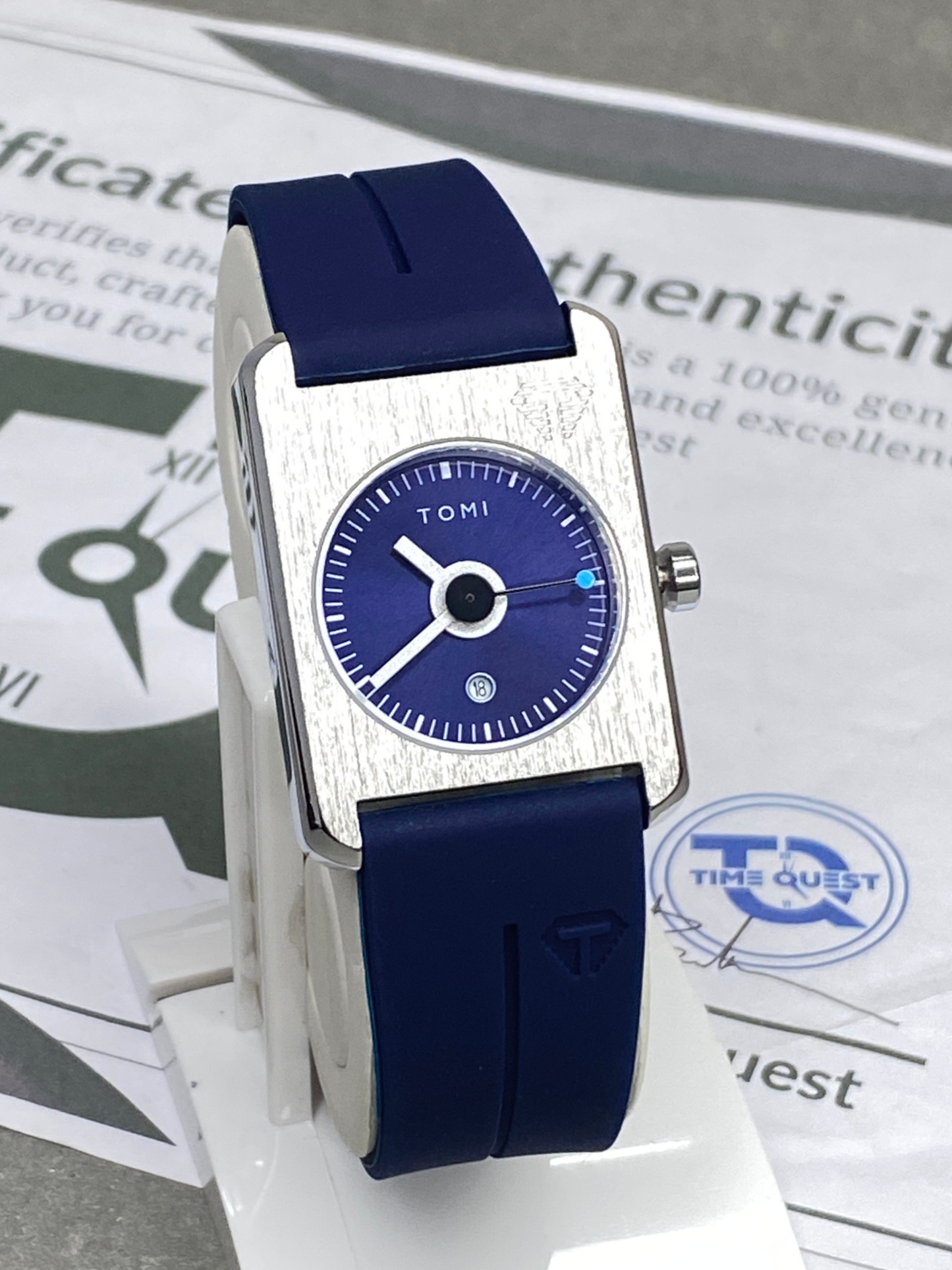 TOMI T-022 Analog Stainless Steel Case Silicone Straps Watch For Men