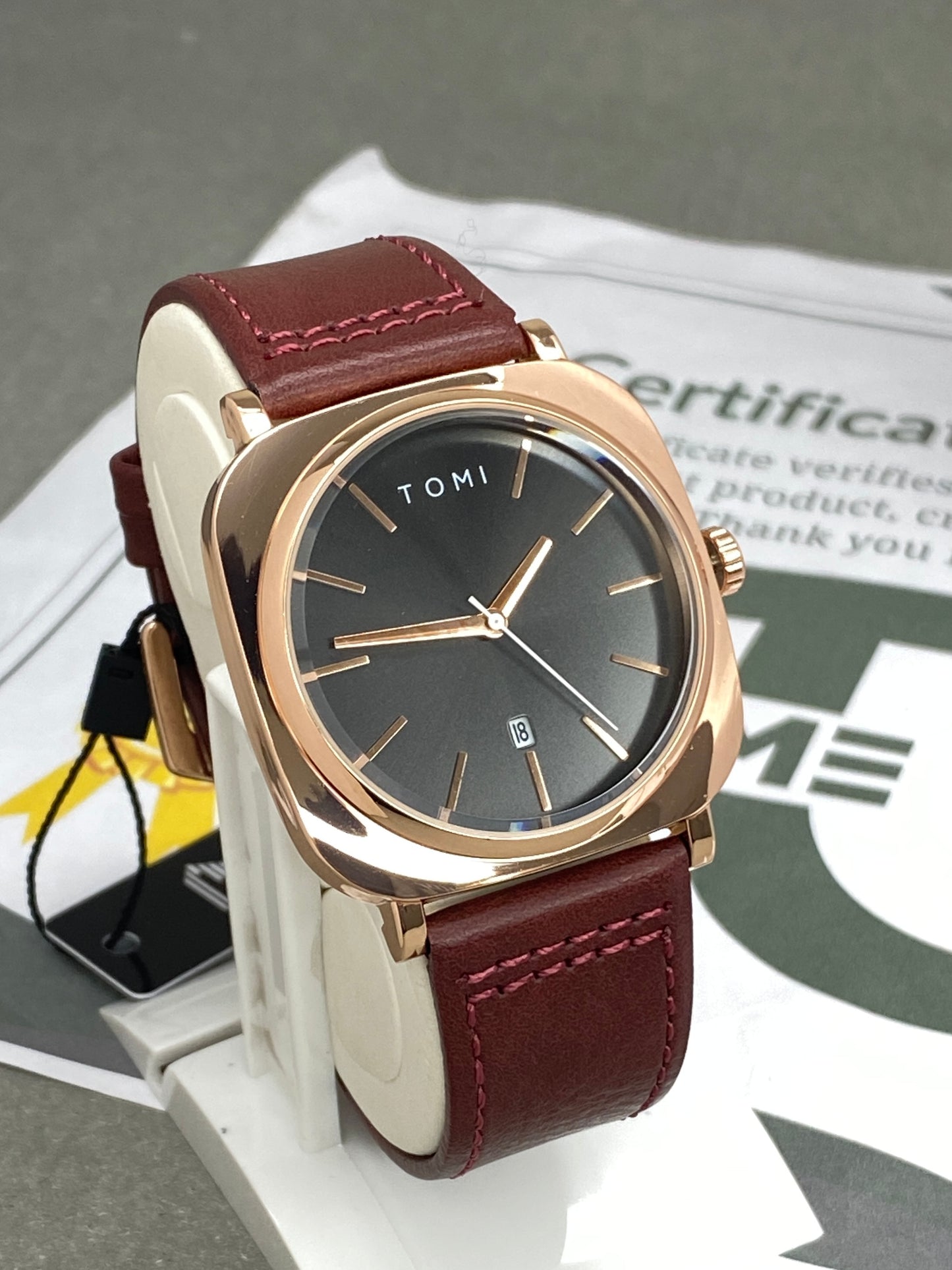 TOMI T-084 Analog Time Leather Straps Watch for Men With Date Display